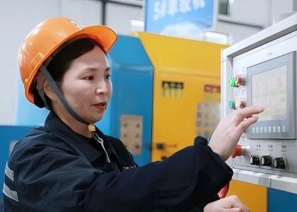 “寶藏大姐” 牛澤芳：17 年匠心堅守，從學徒逆襲 “免檢標桿”